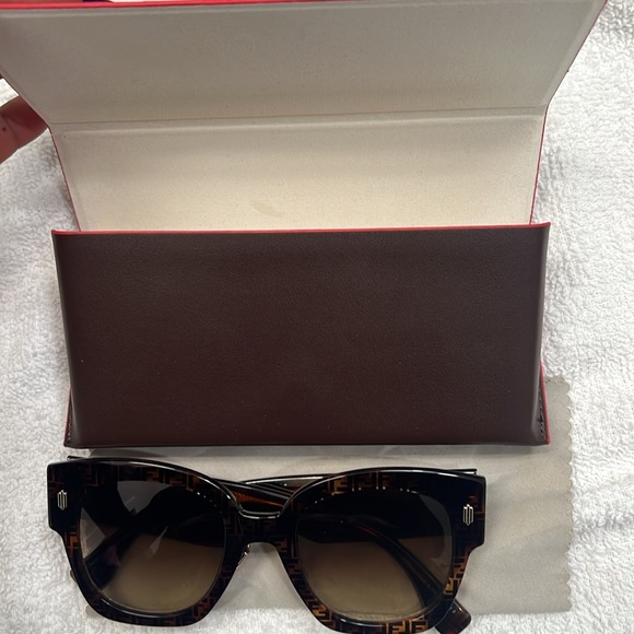 Authentic Fendi Logo Print Sunglasses - Picture 8 of 9